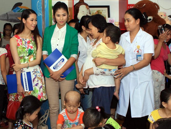 Hoa hậu thân thiện Dương Thùy Linh và Hoa hậu Ngọc Hân thăm các cháu ở lớp học Nhân ái
